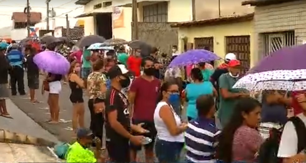 Fila de espera na Caixa Econômica de São Gonçalo do Amarante, na Grande Natal, nesta segunda (4). — Foto: Reprodução/Inter TV Cabugi