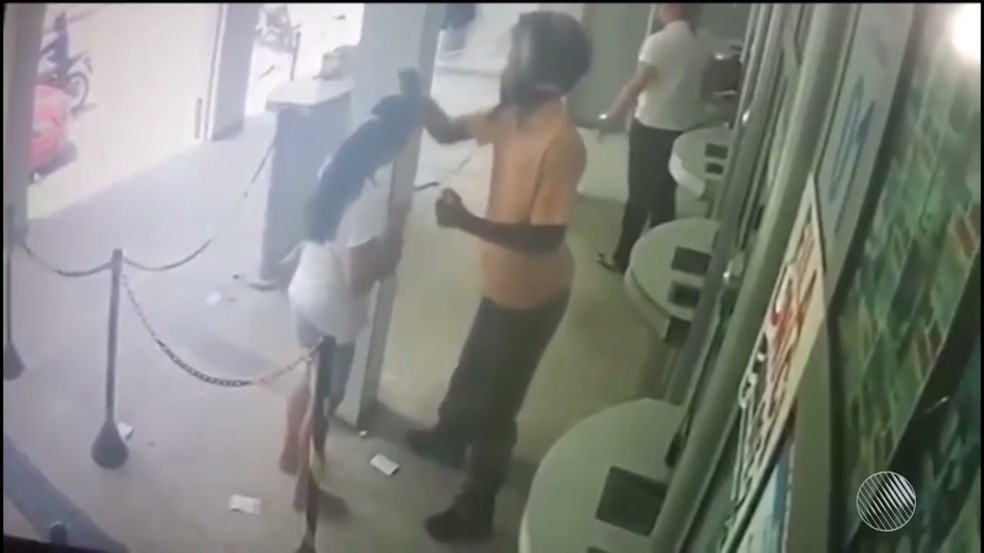 Clientes tiveram objetos pessoais roubados em lotérica na Bahia (Foto: Reprodução/TV Santa Cruz)