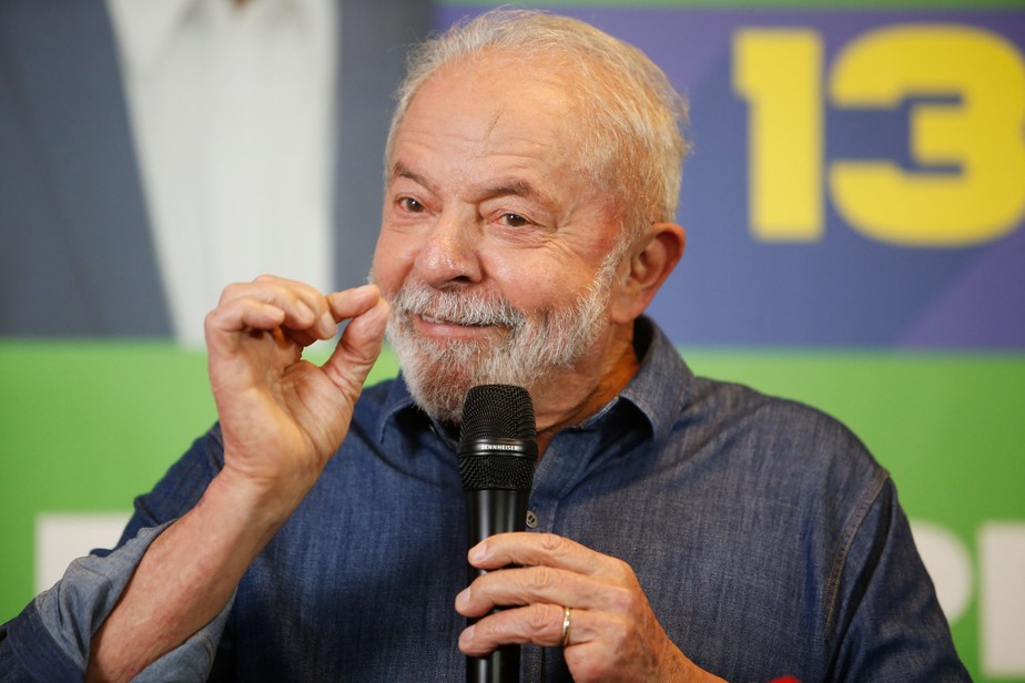 O ex-presidente Luiz Inácio Lula da Silva (PT) gesticula durante entrevista a jornalistas, em São Paulo