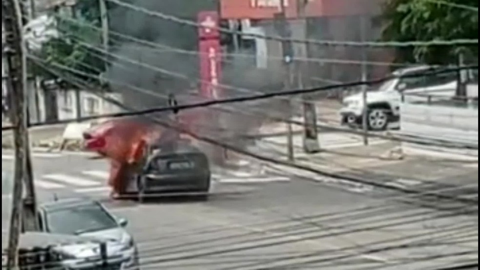 Carro Pegou fogo na Avenida São Paulo — Foto: Reprodução/WhatsApp