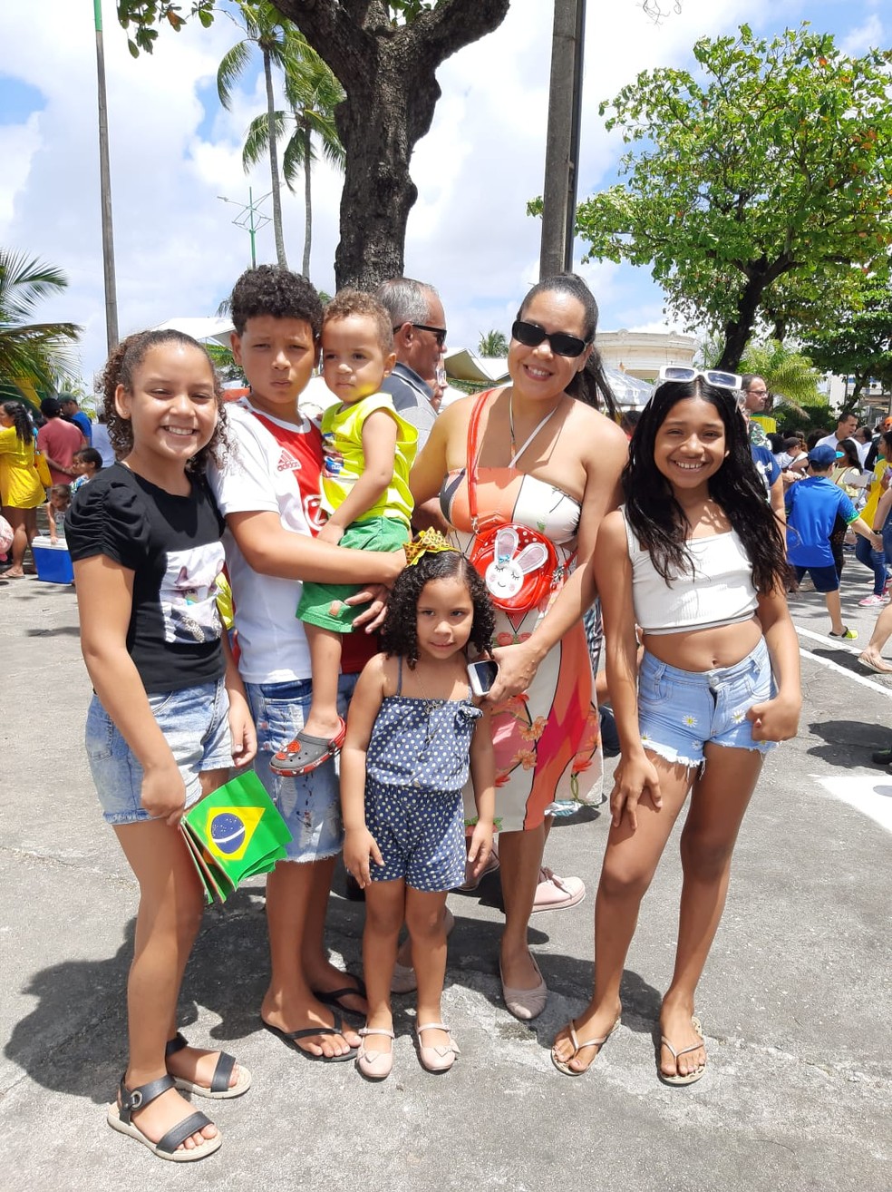 Ana Márcia dos Santos tem um irmão no Exército e levou os filhos, a vizinha e sobrinho para o desfile de 7 de Setembro em Maceió — Foto: Ana Clara Pontes/g1