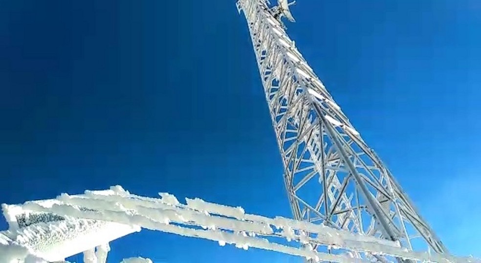 Antena no Morro da Antes ficou coberta de gelo — Foto: Jean Carlos/NSC TV