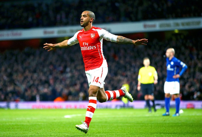 Theo Walcott comemora gol do ARsenal contra o Leicester (Foto: Getty Images)