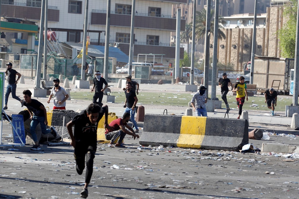 Manifestantes protestam contra o governo em Bagdá, no Iraque, nesta sexta-feira (4)  — Foto: Khalid al-Mousily/ Reuters