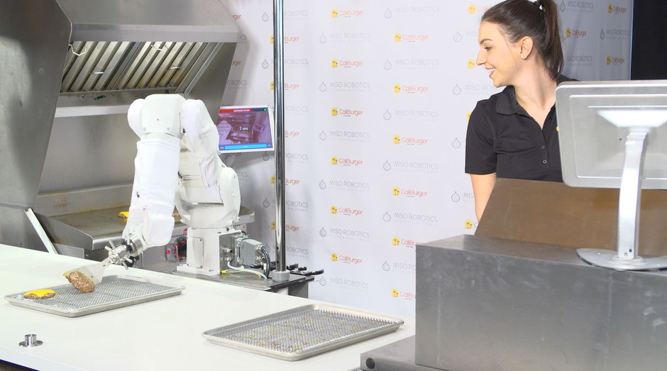 Com robô, funcionários podem sair do trabalho pesado da cozinha e se dedicar aos clientes (Foto: Divulgação)