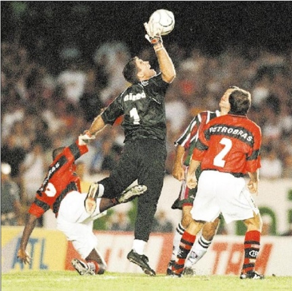 Zetti disputa com Reinaldo no lance em que o goleiro marcou contra — Foto: Reprodução jornal O Globo