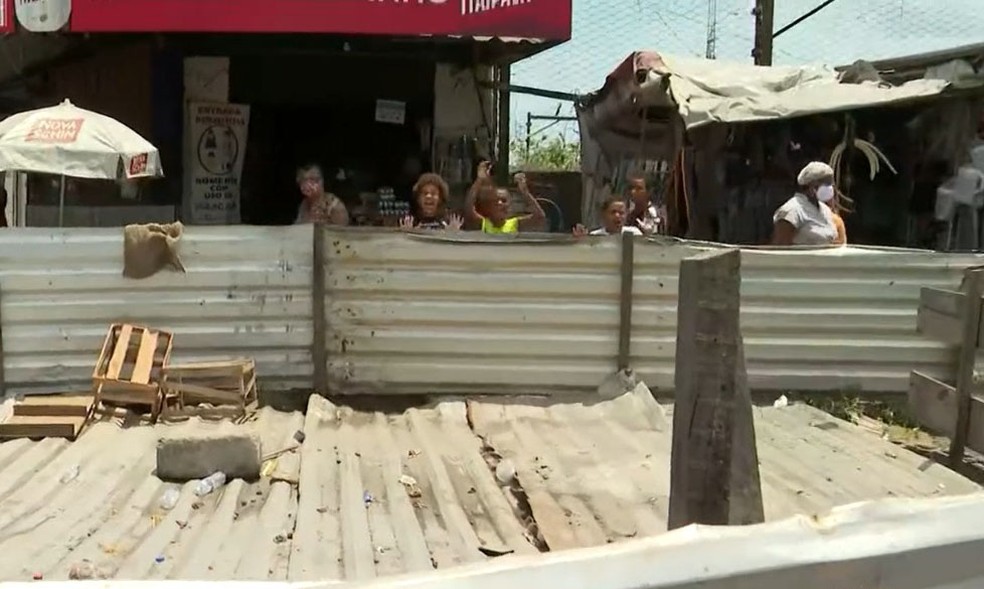 Moradores fazem 'aniversário' de buraco e ironizam obra de esgoto inacabada há 3 anos em Salvador — Foto: Reprodução/TV Bahia