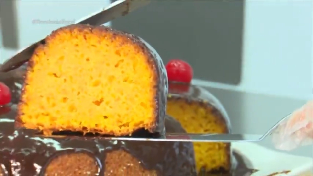 Como fazer bolo de cenoura sem glúten: instrutora ensina receita que não leva trigo e tem cobertura de mel