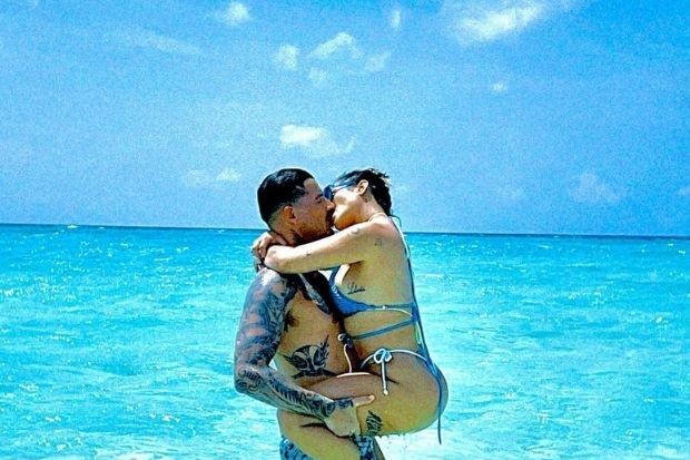 Cleo troca beijões com o marido no mar das Maldivas (Foto: Reprodução/Instagram)