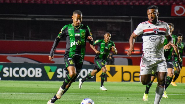 Ademir, do América-MG, contra o São Paulo