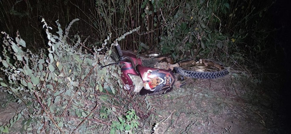 Uma das motocicletas envolvidas no acidente — Foto: Cedida/PM