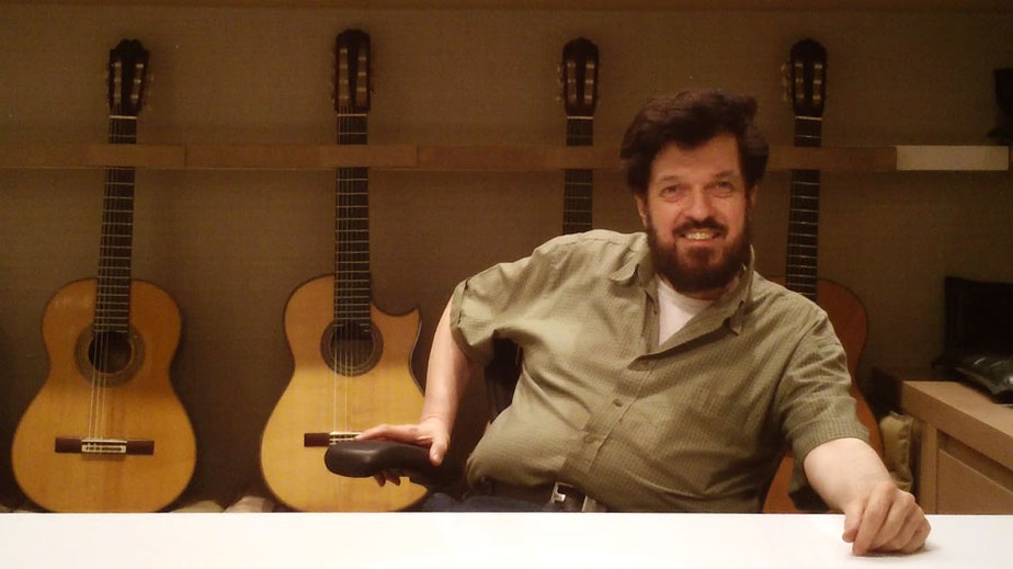 O luthier e violonista Sérgio Abreu
