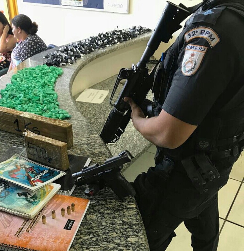 Material apreendido com o suspeito em Rio das Ostras foi levado para a 128ª DP (Foto: Polícia Militar/Divulgação)