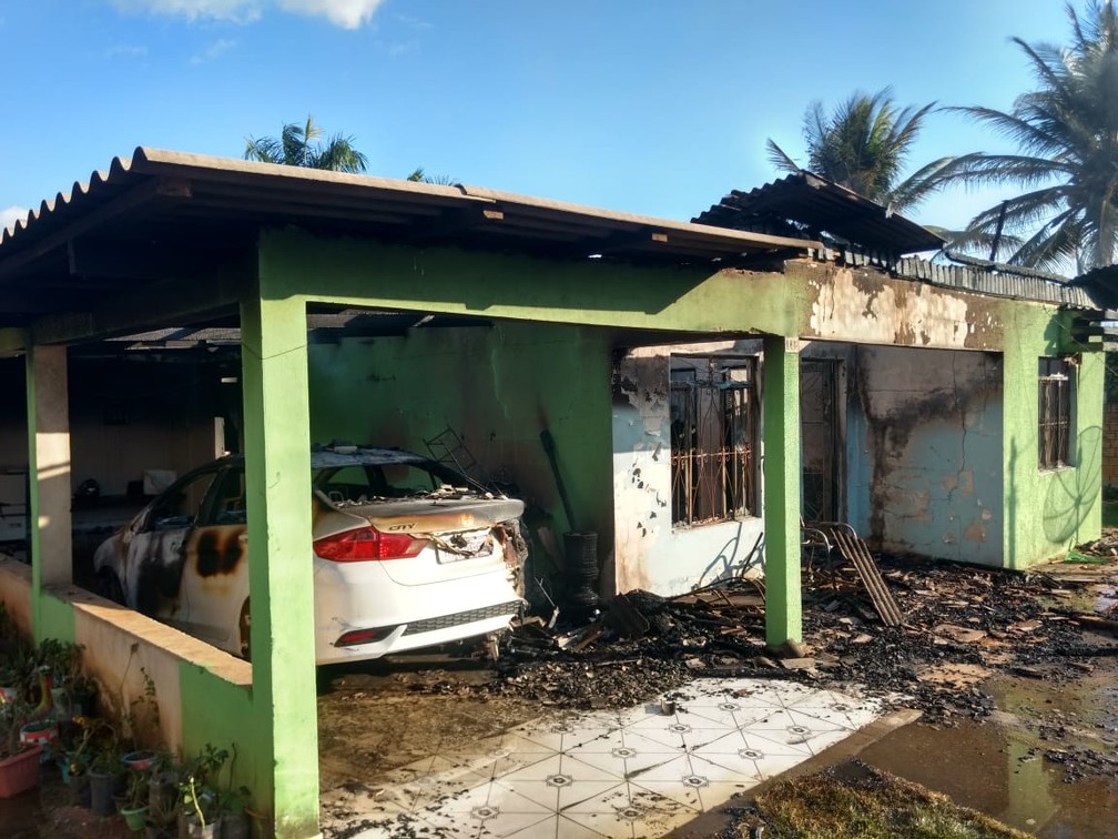 Marido tentou matar a mulher dele, incendiou a casa e o carro em MatupÃ¡ â€” Foto: Corpo de Bombeiros de Mato Grosso/Assessoria