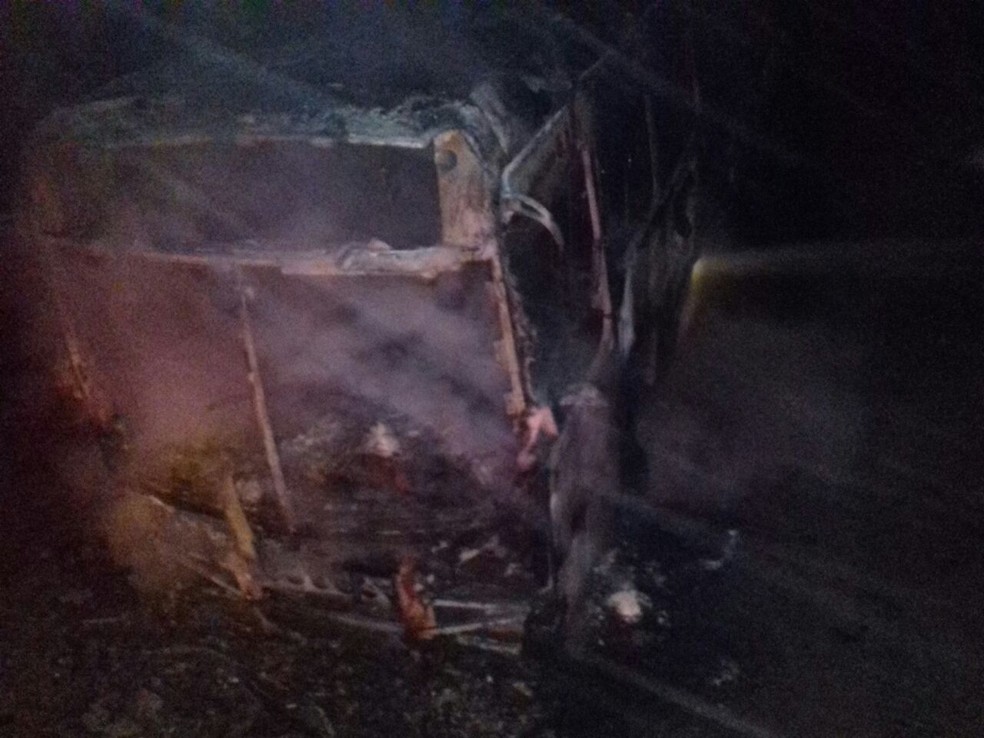 Ônibus foi incendiado em Blumenau (Foto: Corpo de Bombeiros/Divulgação)