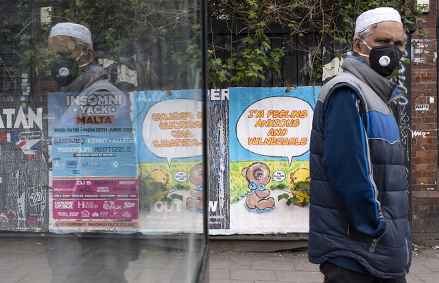 LONDON, UNITED KINGDOM - APRIL 17: A man wearing face mask walks past a poster stating 'I'm feeling anxious and vulnerable' in East London on April 17, 2020 in London, England. In a press conference on Thursday, First Secretary of State Dominic Raab annou (Foto: Getty Images)