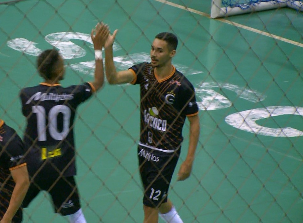 Com seis gols, Joãozinho,  do Garapa, é o artilheiro da categoria aberta da Copa TV Grande Rio de Futsal — Foto: Reprodução / TV Grande Rio