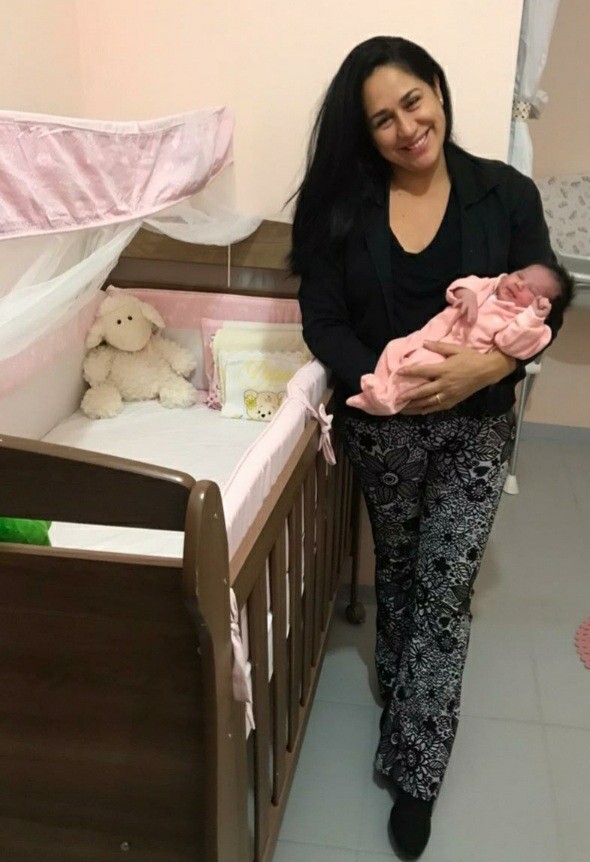 Heloísa chegou ao hospital com fortes dores e recebeu alta minutos antes de dar à luz (Foto: Arquivo Pessoal)