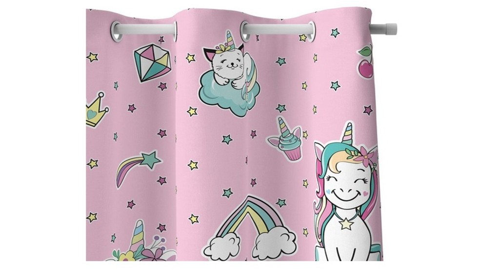 A cortina infantil Unicórnio Teen possui estampas de unicórnios e gatinhos (Foto: Reprodução / Amazon)