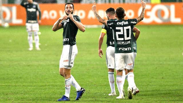 Edu Dracena festeja o segundo gol do Palmeiras