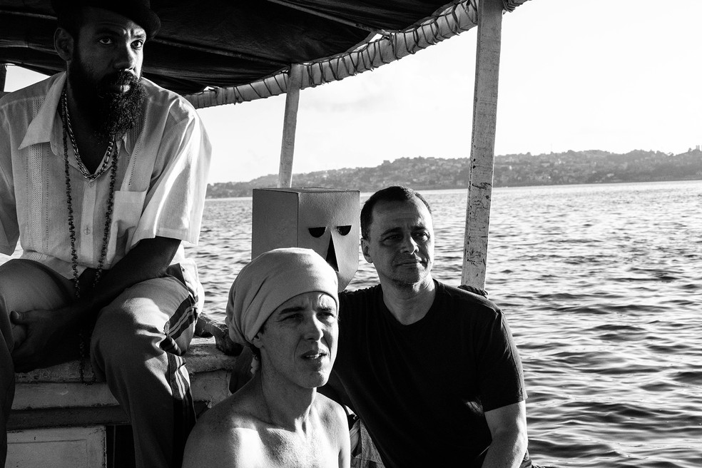 Russo Passapusso (de barba), Seko Bass (com bano na cabeça) e Roberto Barreto (de preto) guitarrista e um dos idealizadores da banda BaianaSystem — Foto: Filipe Cartaxo / Divulgação