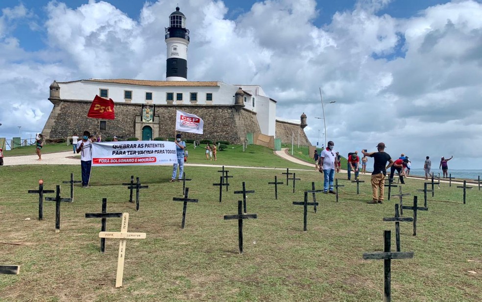 Ato dos movimentos sociais no Farol da Barra, em Salvador, para lembrar mortos pela Covid-19 no Brasil — Foto: Divulgação/CSP-Conlutas