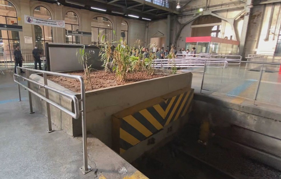 Barreira de proteção de limite de parada na estação Júlio Prestes da Linha 8-Diamante — Foto: Reprodução/TV Globo
