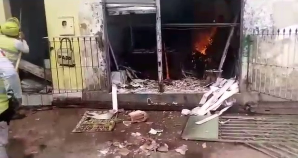 Incêndio atinge três lojas no bairro do Poço, em Maceió — Foto: Reprodução