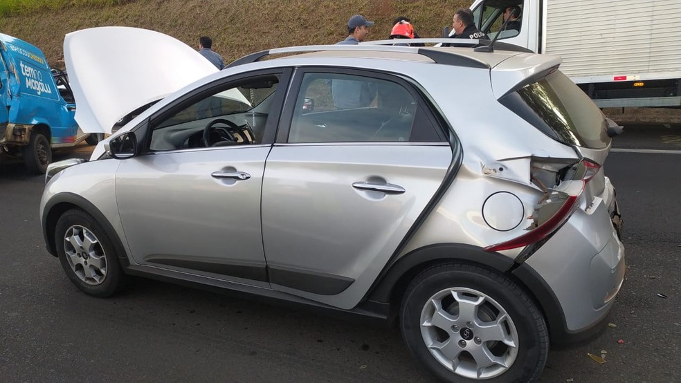 Batida entre quatro veículos na Rodovia Raposo Tavares deixou duas pessoas feridas — Foto: Polícia Rodoviária