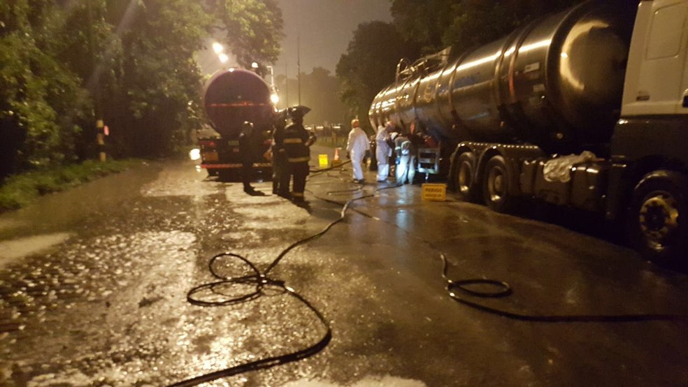 Equipes trabalham para conter vazamento em carreta tanque no Porto de Santos (Foto: G1 Santos)