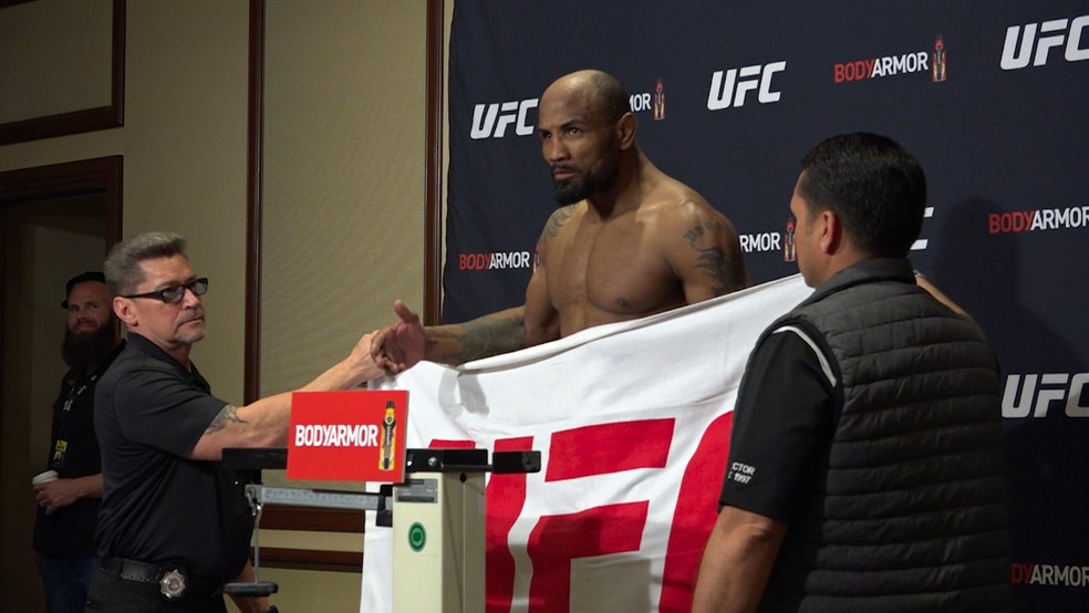 Yoel Romero comemora após ter seu peso anunciado: lutador havia falhado em duas pesagens valendo cinturão no passado — Foto: Evelyn Rodrigues