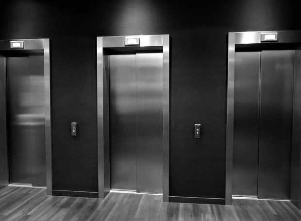 Os elevadores possuem diversos sistemas de segurança que controlam sua velocidade e abre e fecha das portas (Foto: Pixabay / Roall / CreativeCommons)