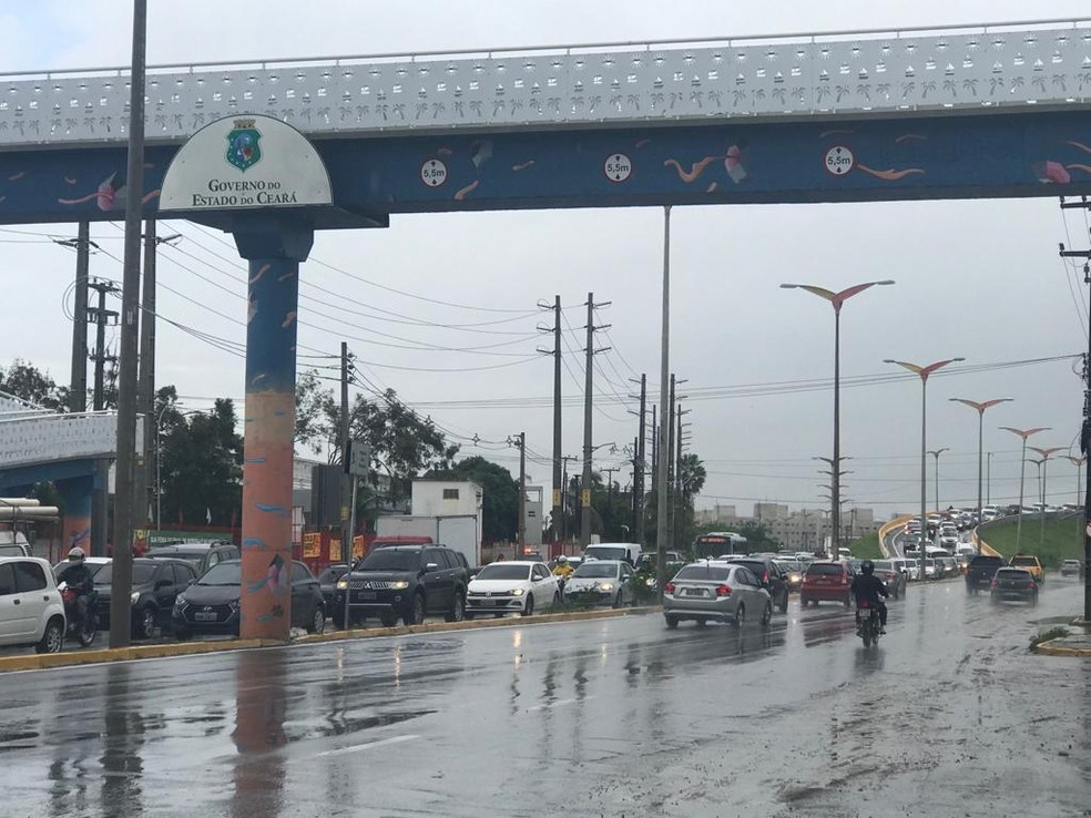 Avenida Alberto Craveiro no Bairro Aerolândia em Fortaleza. Congestionamento logo cedo neste sábado (19).  — Foto: Alana Araújo/TV Verdes Mares