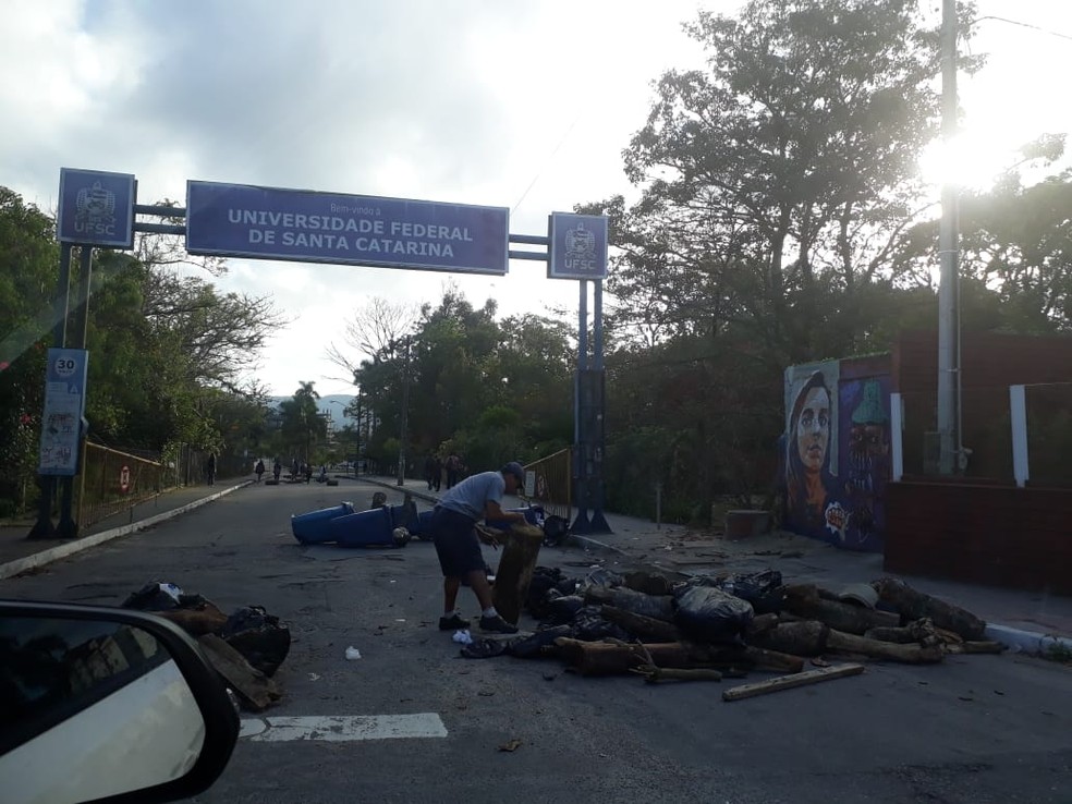 Servidores da UFSC retiraram os troncos e outros materiais das barricadas — Foto: Guarda Municipal de Florianópolis/ Divulgação
