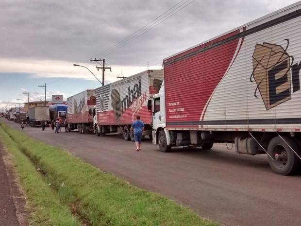 Caminhoneiros bloquearam as laterais da BR-116 em Vacaria (Foto: Divulgação/PRF)