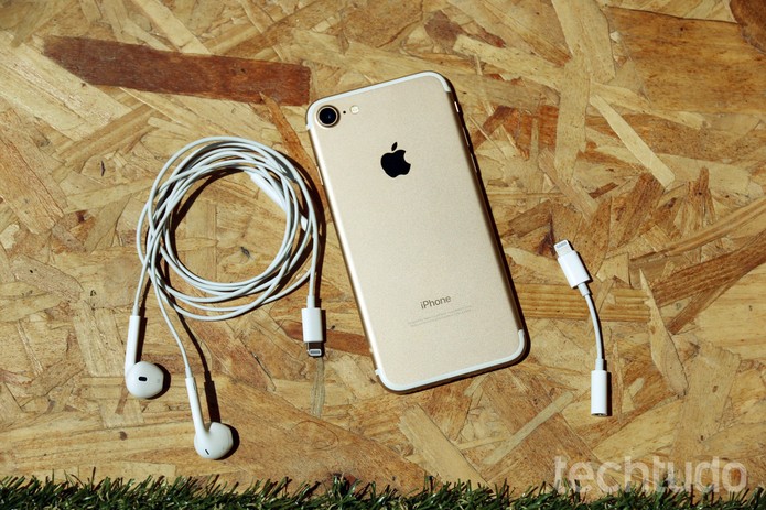 iPhone 7 acompanha fone de ouvido e adaptador de fone P2 (Foto: Anna Kellen Bull/TechTudo)
