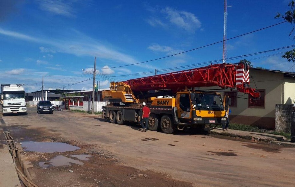 Guindaste também chegou na cidade para ajudar na instalação dos equipamentos  (Foto: Adelcimar Carvalho/G1)