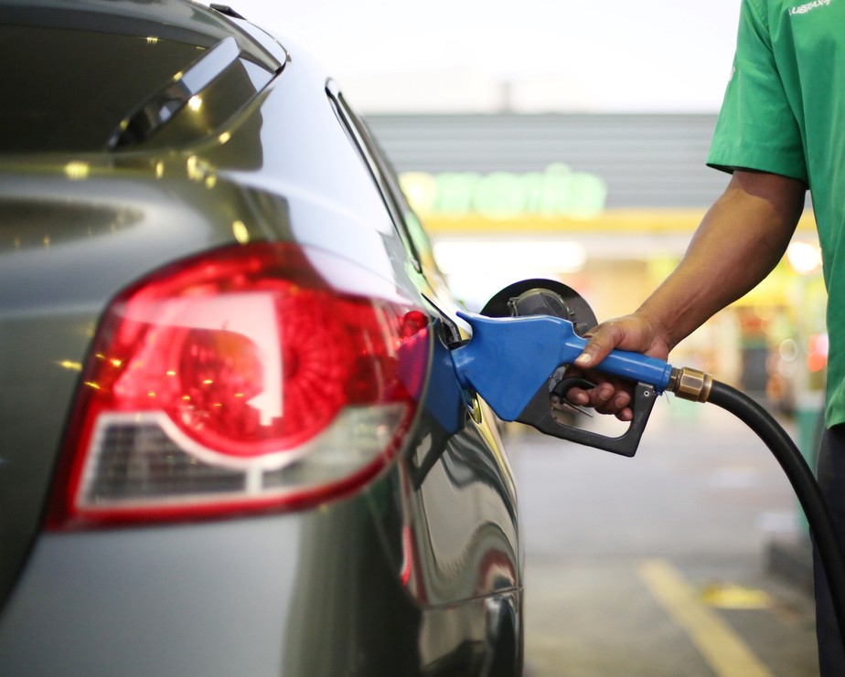 Uso contínuo da gasolina aditivada proporciona a limpeza do motor e gera economia com manutenção