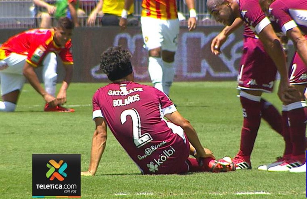Christian BolaÃ±os sente o tornozelo direito durante jogo do Deportivo Saprissa (Foto: ReproduÃ§Ã£o/Teletica Deportes)