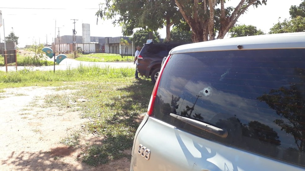 Carro que estava no estacionamento também foi atingido durante ataque — Foto: Pedro Bentes/ G1 
