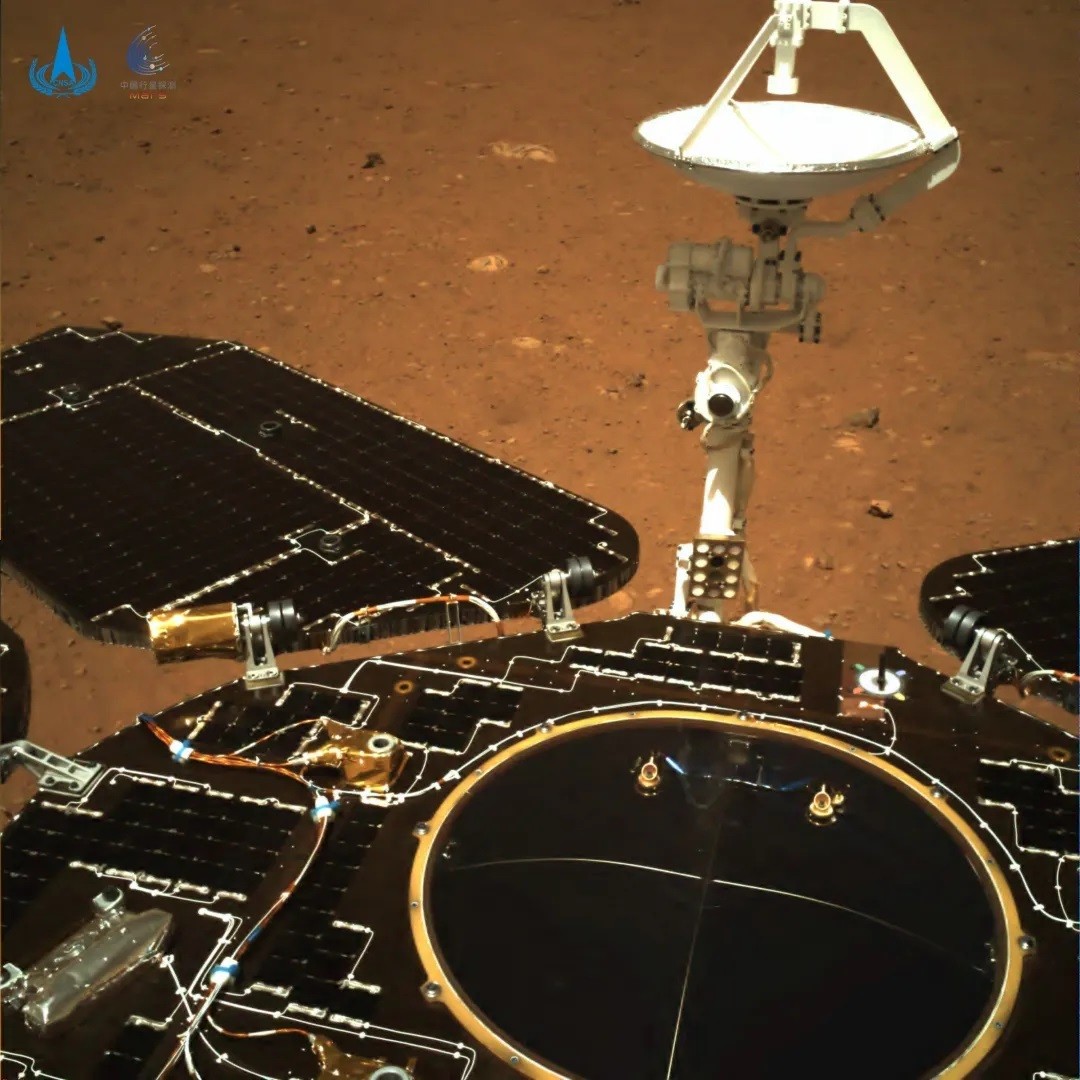 Foto tirada pela câmera de navegação do Rover Zhurong em Marte  (Foto: Agência Espacial Chinesa (CNSA))