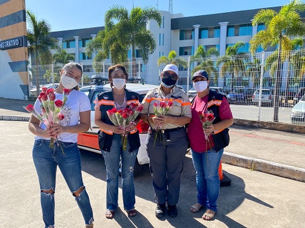 Foram distribuídas 200 flores durante a ação  — Foto: Prefeitura de Divinópolis/Divulgação