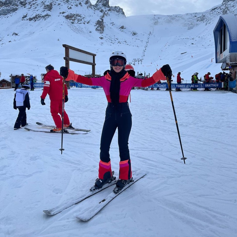 Na França, Paula Fernandes posa com roupa de ski: 'Mais algumas aulinhas'