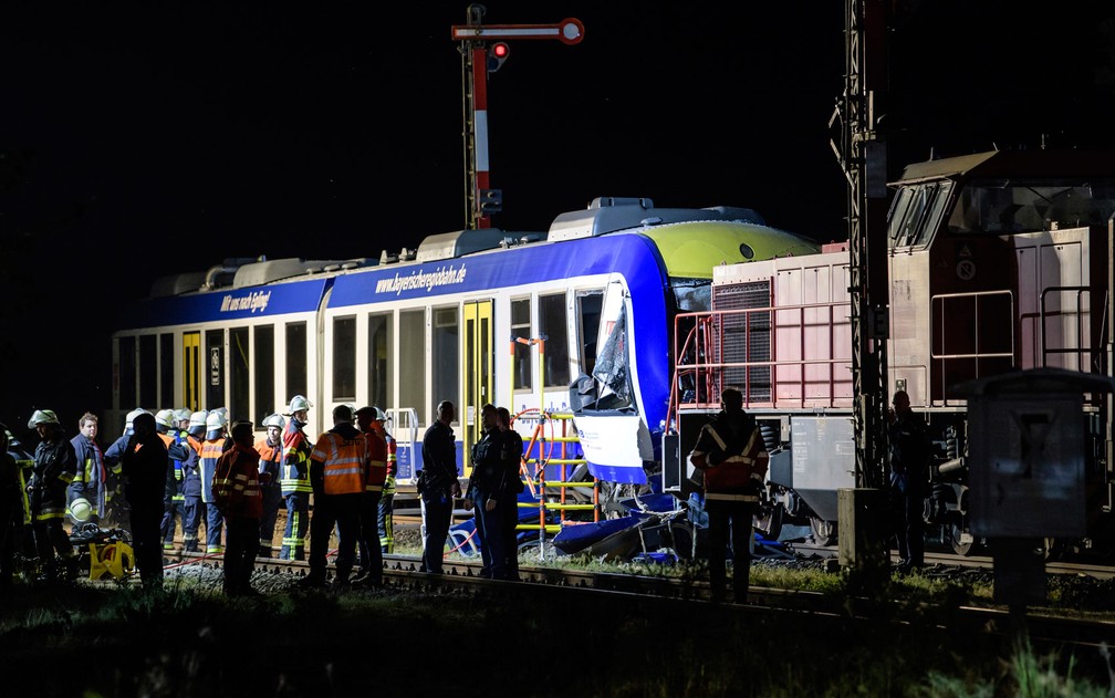 Trens colidiram prÃ³ximo Ã  estaÃ§Ã£o de Aichach, na rota entre as cidades de Ingolstadt e Augsburg (Foto: Matthias Balk/dpa via AP)