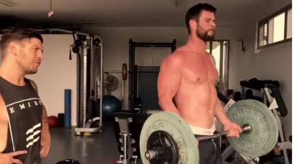 O ator Chris Hemsworth durante uma sessão de exercícios (Foto: Instagram)