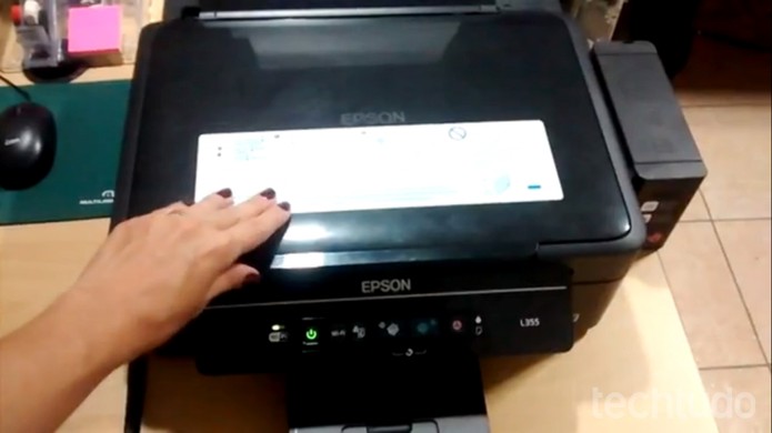 Abra a impressora e veja se existe algum objeto estranho na máquina (Foto: Marcela Vaz/TechTudo)