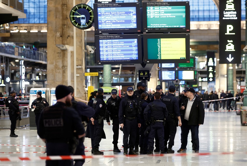 Polícia francesa cerca área de estação de trem depois que um homem com uma faca feriu várias pessoas  — Foto: REUTERS/Benoit Tessier