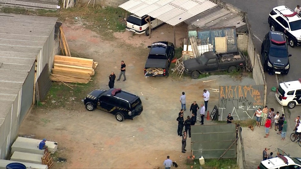 Viatura clonada foi abandona por quadrilha na Zona Leste de S&atilde;o Paulo ap&oacute;s roubo de ouro &mdash; Foto: Reprodu&ccedil;&atilde;o/TV Globo
