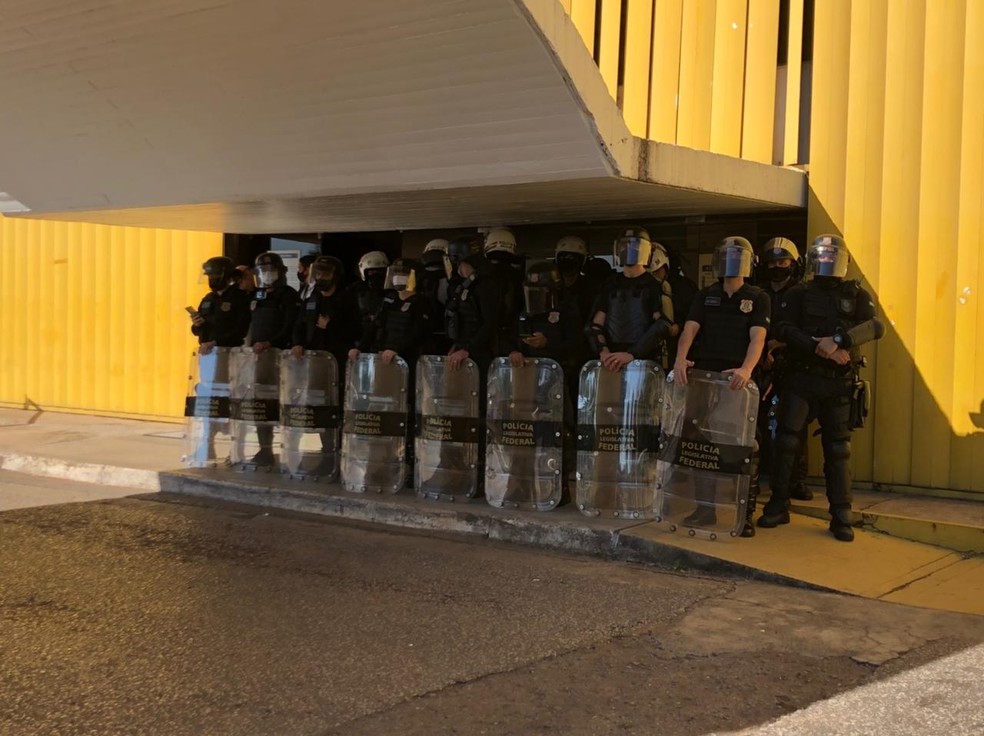 Policiais legislativos isolam Anexo IV da Câmara dos Deputados — Foto: Walder Galvão/G1