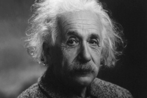 O físico teórico alemão Albert Einstein mostra que bigode também pode ser uma marca dos gênios